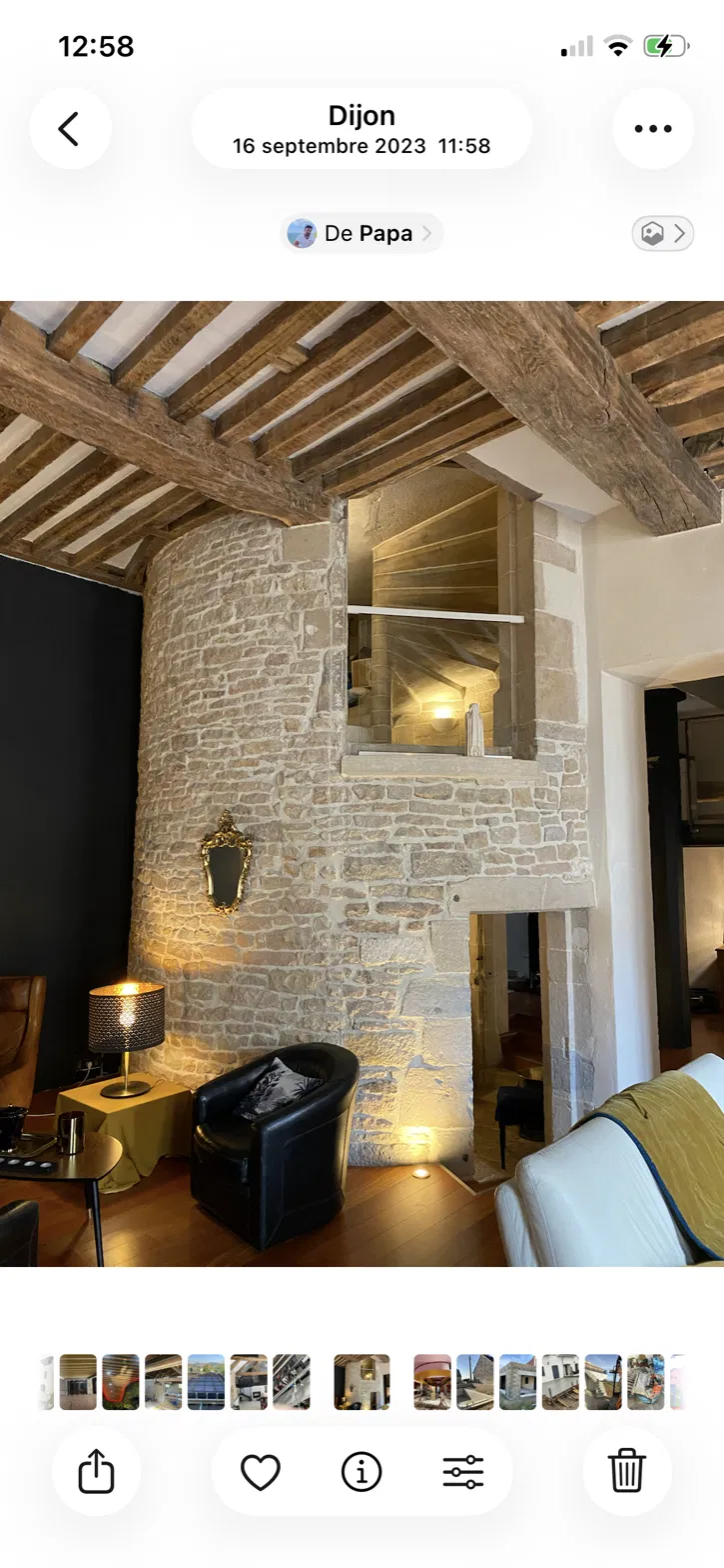 Tour d'escalier en pierre apparente