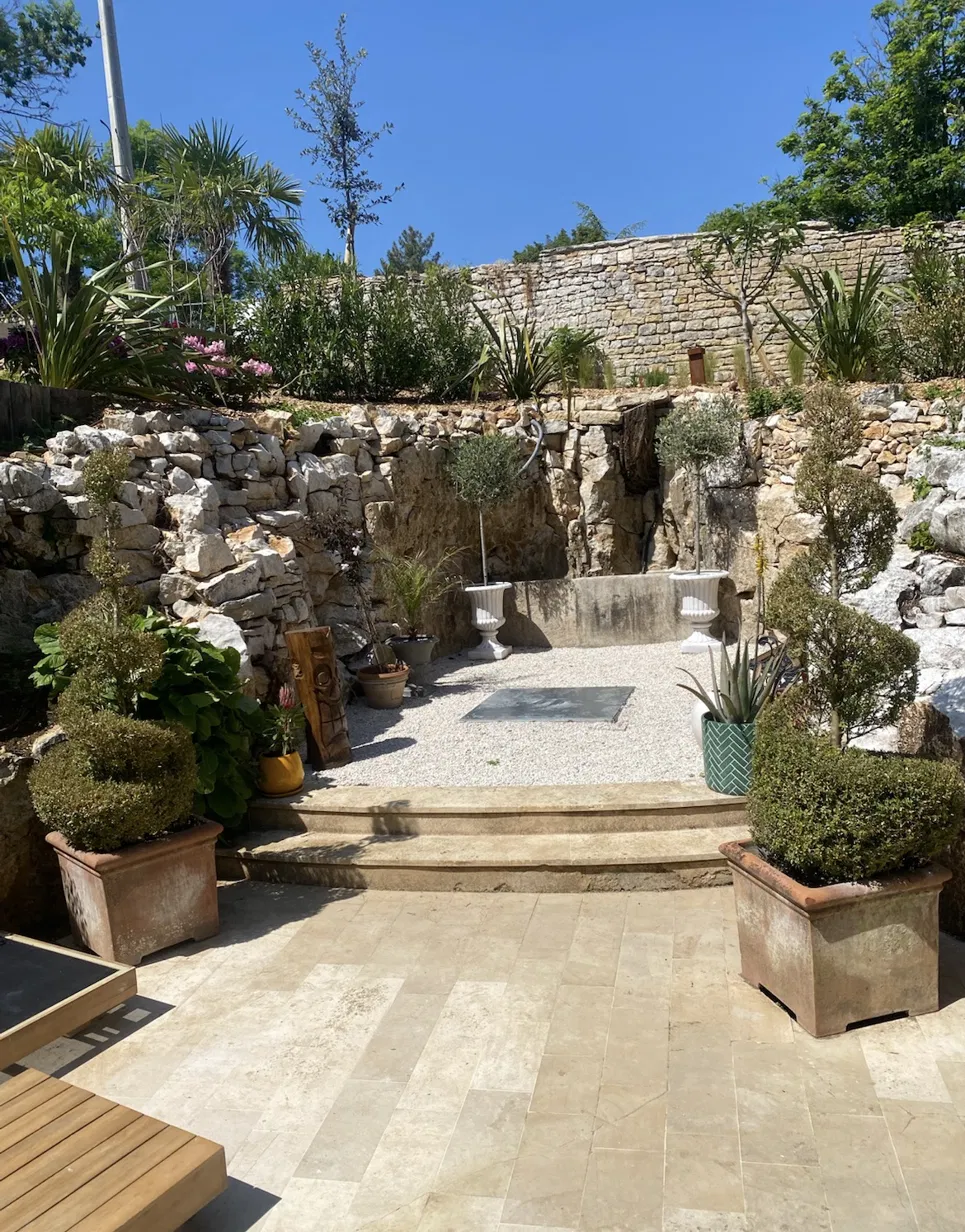 Jardin en terrasse avec mur en pierre sèche